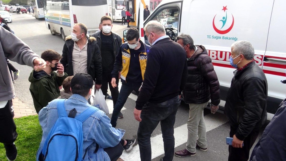 Halk otobüsü ile motosiklet çarpıştı: 1 yaralı
