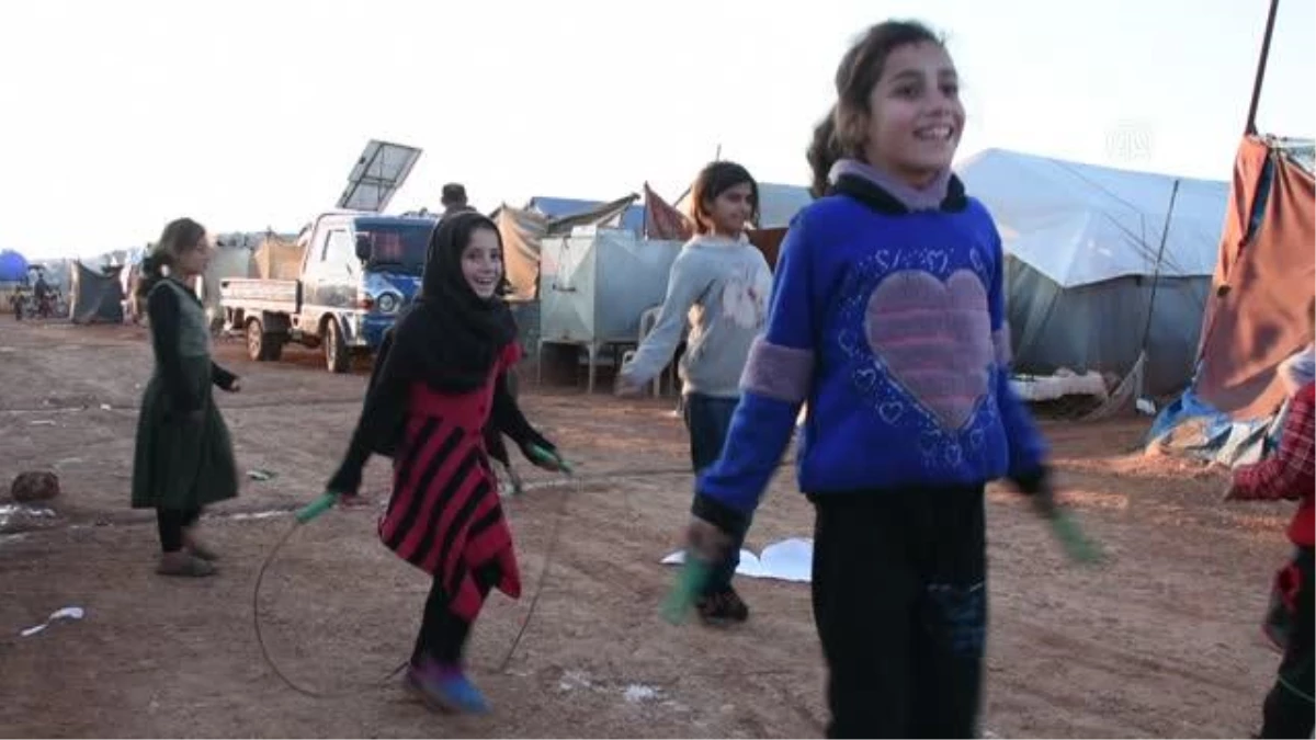 İdlib\'deki kamplarda ilk iftar yoksulluğun pençesinde yapıldı