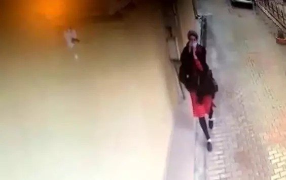 İlaçla ev sakinlerini uyutan ve bir kilo altınla kaçan bakıcı aranıyor! Bulana büyük ödül var İlaçla ev sakinlerini uyutan ve bir kilo altınla kaçan bakıcı aranıyor! Bulana büyük ödül var