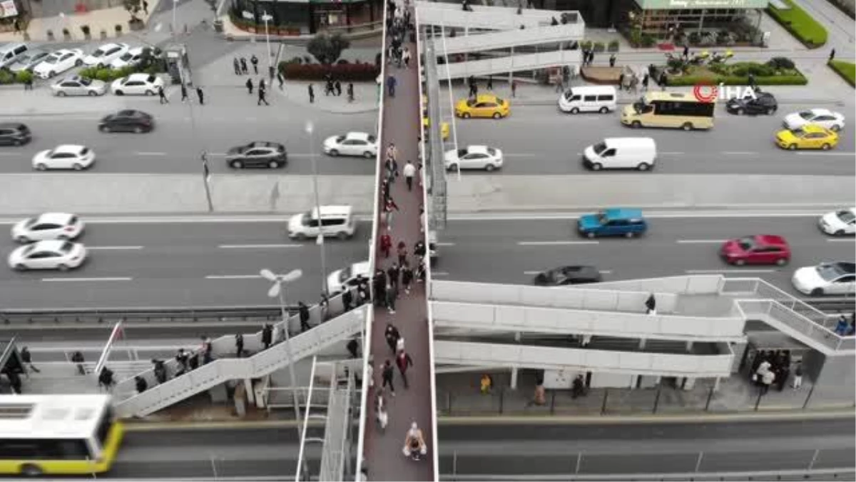 İlk iftar öncesi metrobüs duraklarında yoğunluk