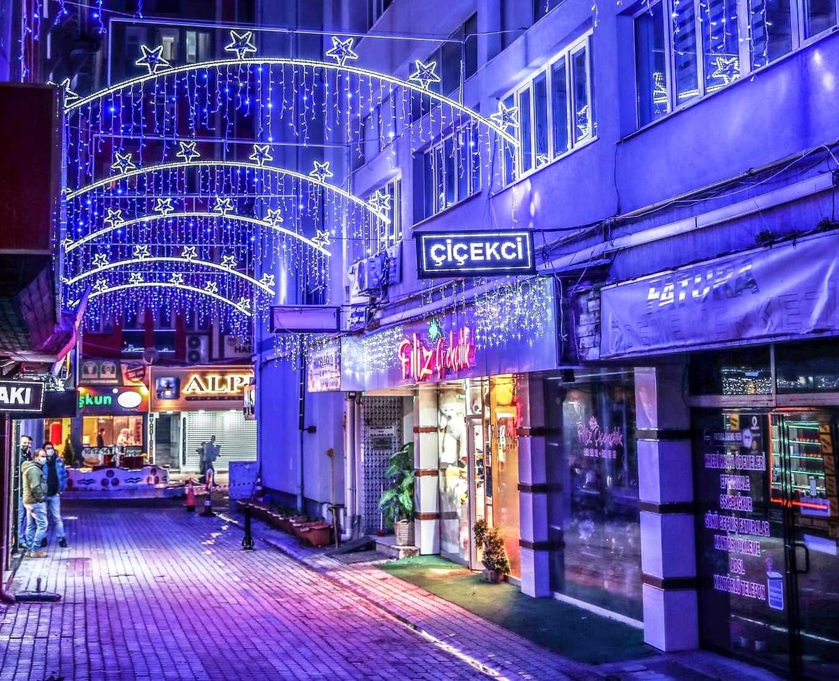 İş yerlerinin bulunduğu sokakta görkemli ışıklandırma