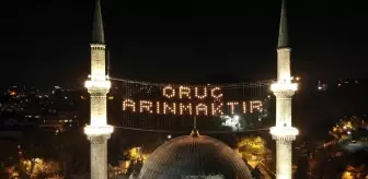İstanbul'da camiler Ramazan ayının başlangıcı ile birlikte mahyalarla süslendi