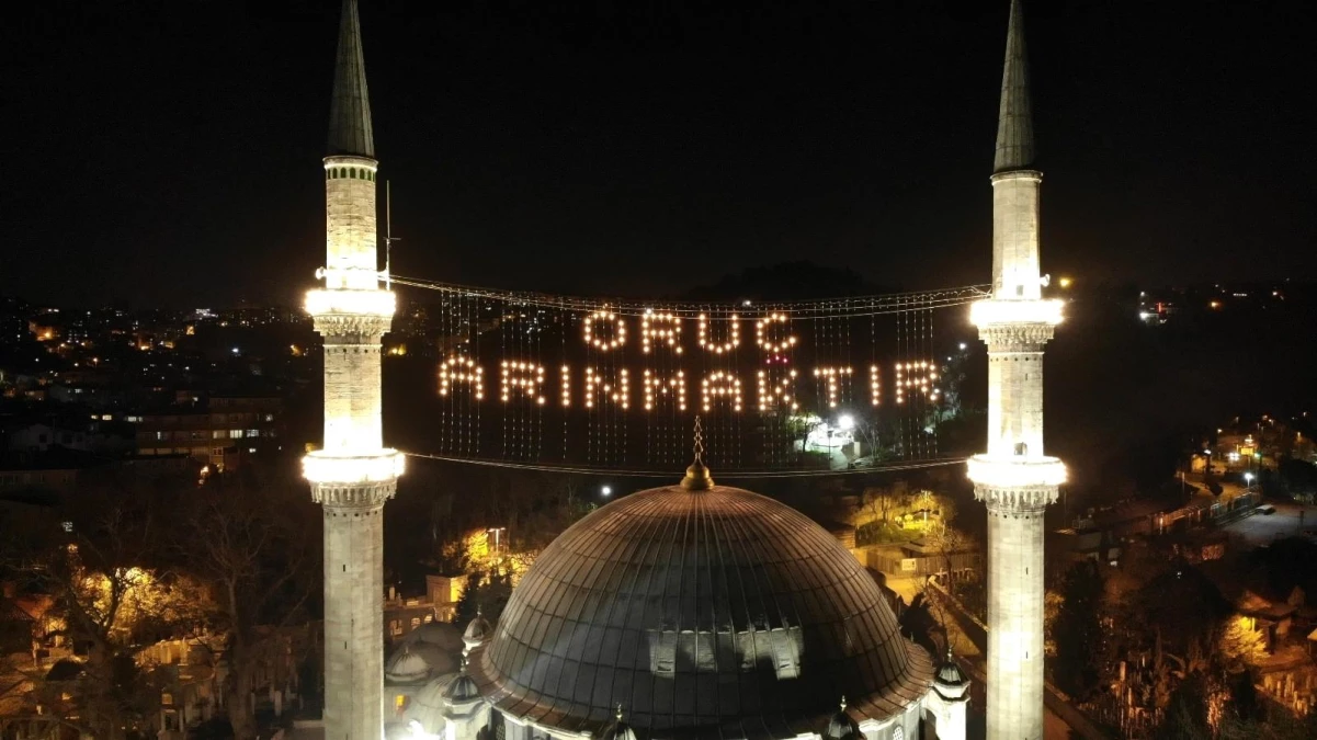 İstanbul\'da camiler Ramazan ayının başlangıcı ile birlikte mahyalarla süslendi