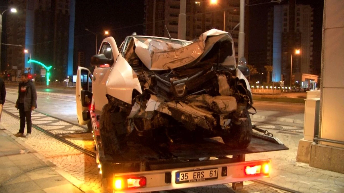 İzmir\'de otomobil üst geçidin ayağına çarptı: 1 yaralı