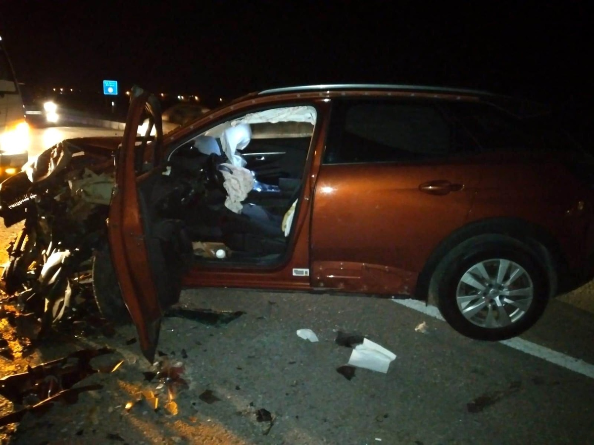 Karşı şeride geçen otomobil tıra çarptı: 1 yaralı