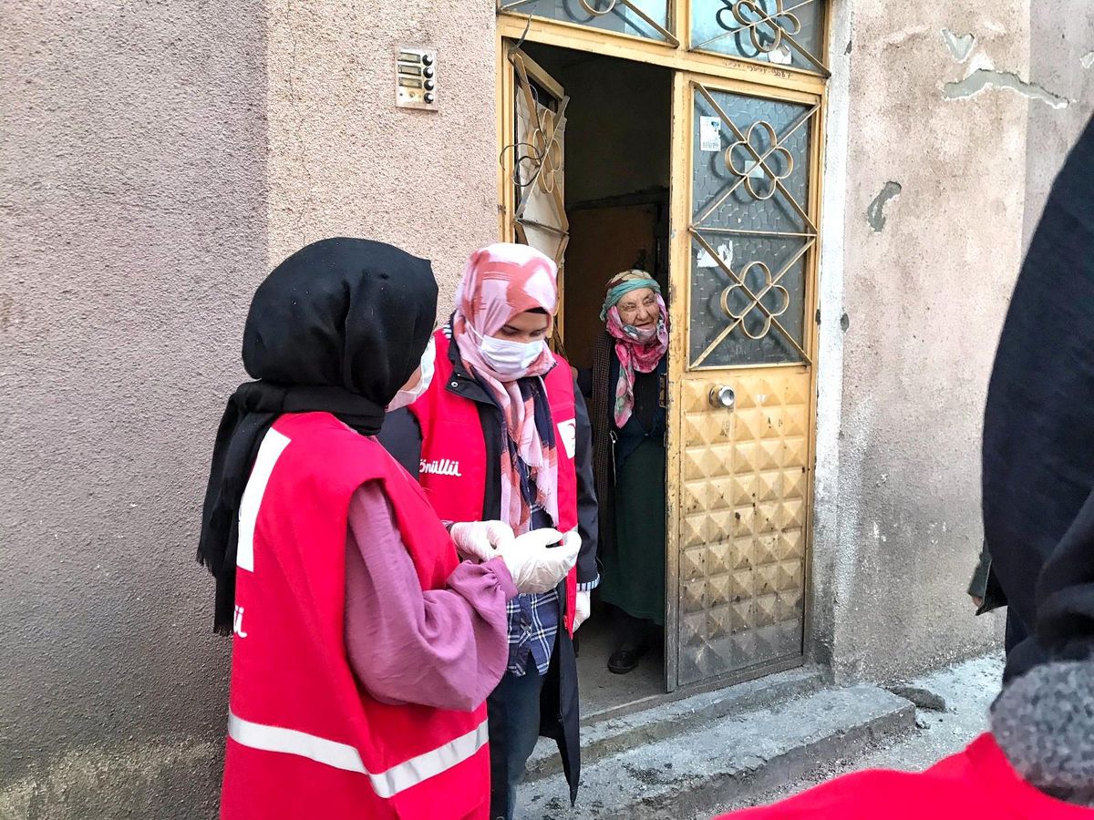 Kızılay Kadın Kolları gönüllüleri iftar öncesi pide dağıttı