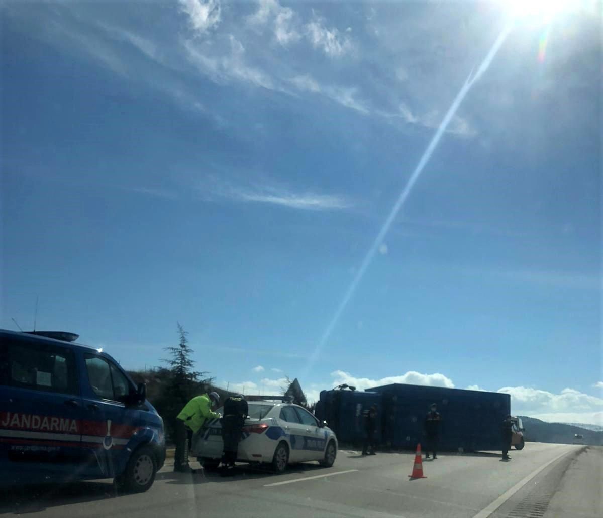 Kontrolden çıkan kamyon refüje çarpıp devrildi
