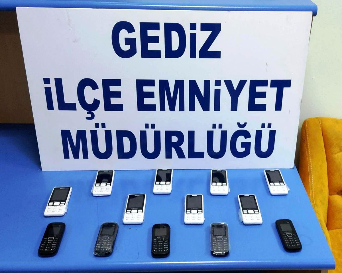 Kütahya\'da 13 kaçak cep telefonu ele geçirildi