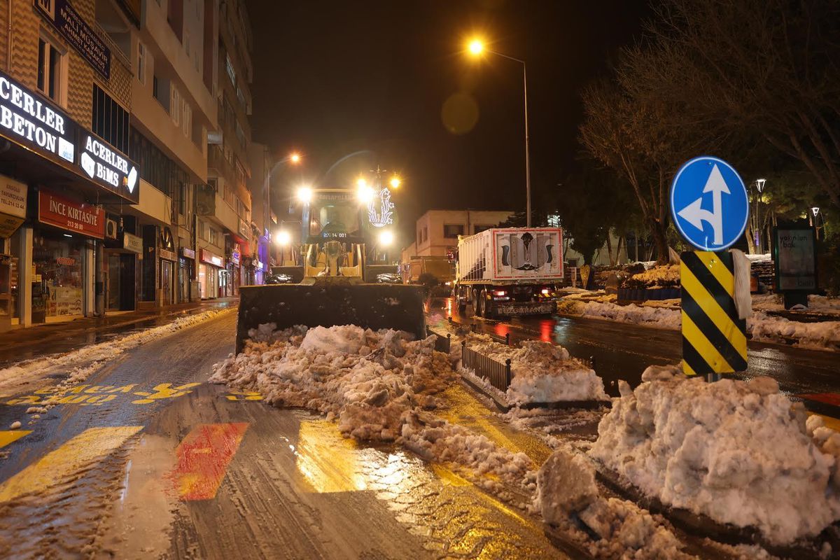 Nevşehir Belediyesi karla mücadelede devam ediyor