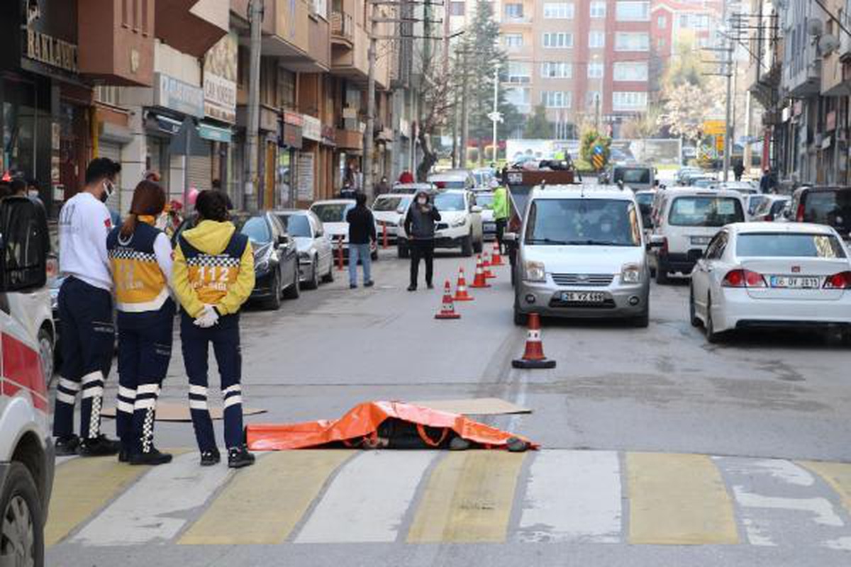 Otobüsün çarptığı yaya, lastik ile çamurluk arasına sıkışıp 160 metre sürüklendi