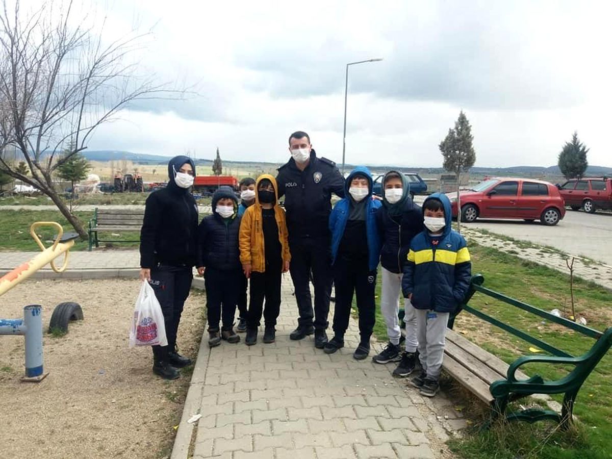 Polis ekipleri çocuklara hediyeler dağıttı