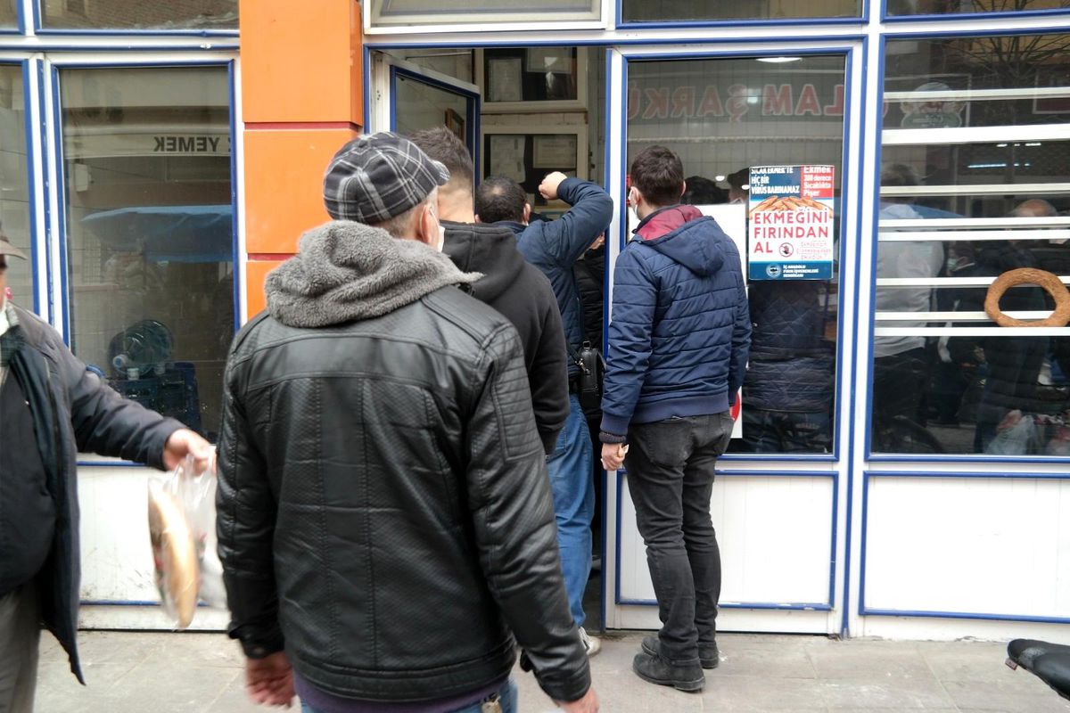 Ramazan\'ın ilk günü pide kuyruğu