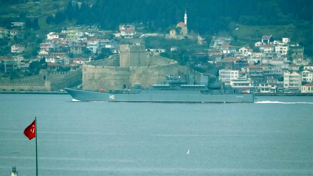 Son dakika haberi: Rus savaş gemisi \'Novocherkassk\' Çanakkale Boğazı\'ndan geçti