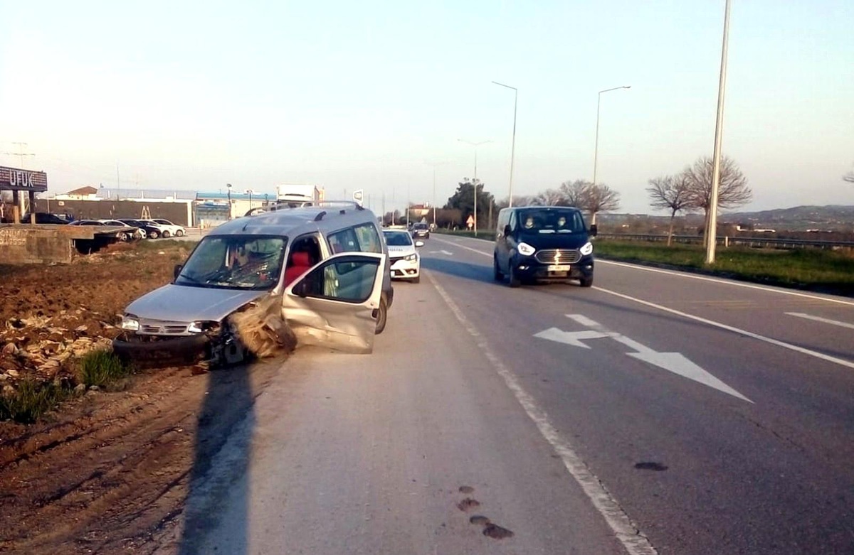 Samsun\'da otomobil aydınlatma direğine çarptı: 1 yaralı