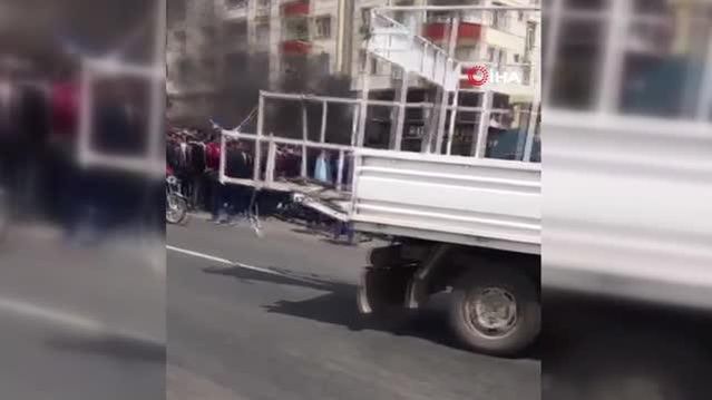 Siverek'te faciaya kıl payı...Kamyon ehliyetsiz motosikletli ile çarpıştı: 4 yaralı