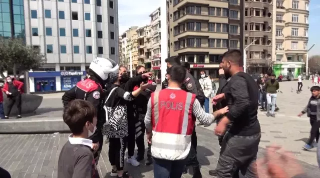 Taksim'de İranlı turist ile seyyar satıcılar birbirine girdi