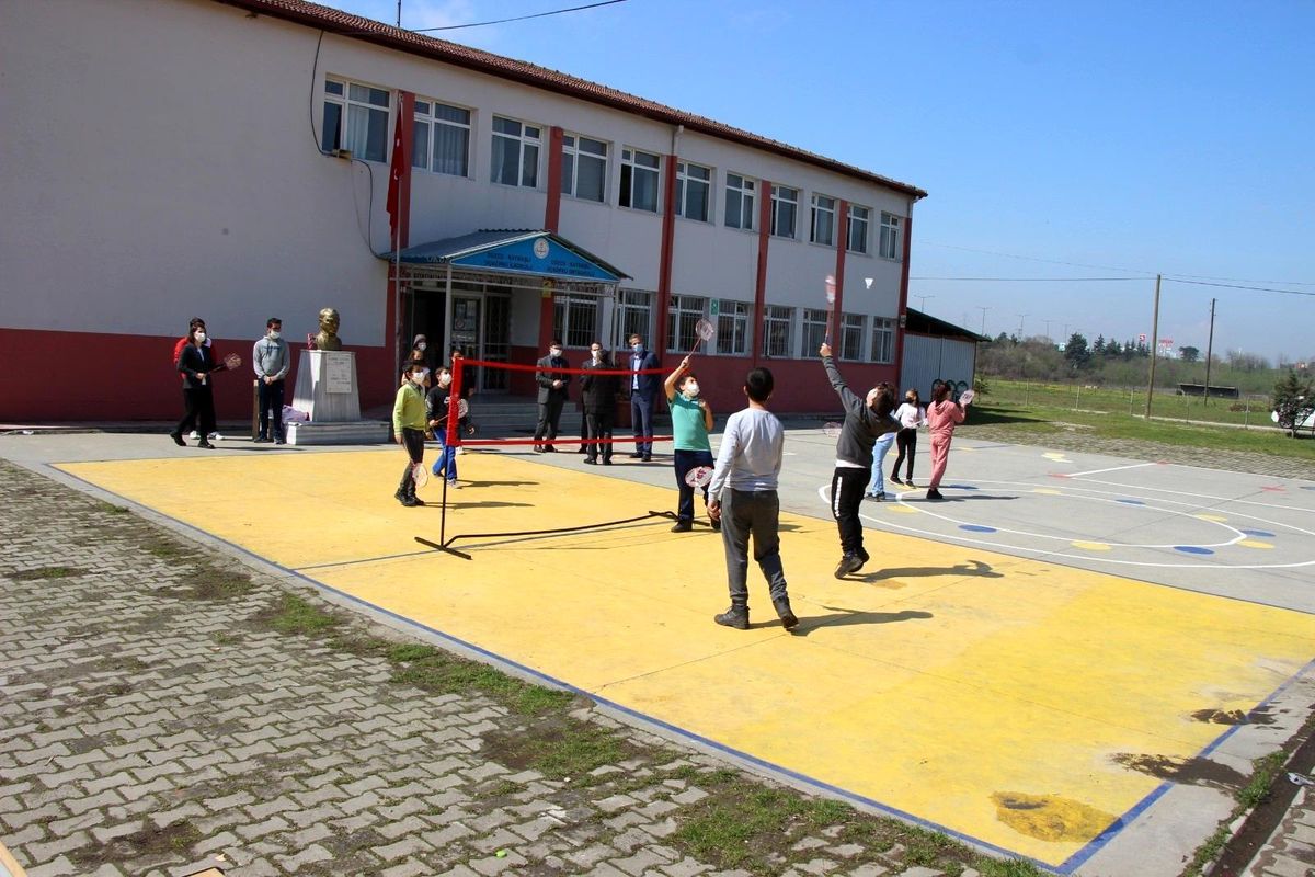 Üçköprü Okuluna badminton malzemeleri verildi