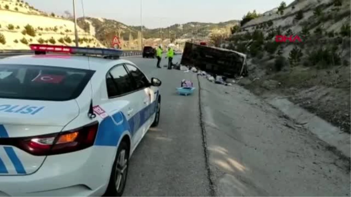 Son dakika haberleri... YOLDAN ÇIKAN KAMYONET DEVRİLDİ; ANNE ÖLDÜ, EŞİ VE 3 AYLIK BEBEKLERİ YARALANDI