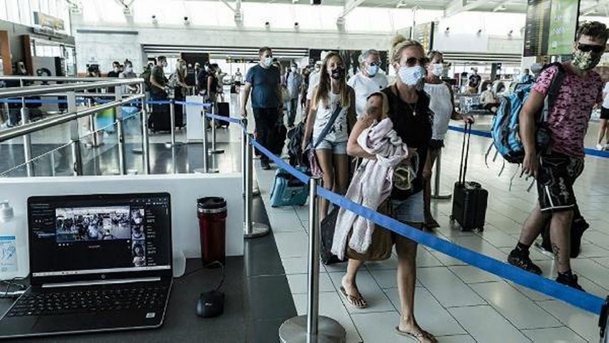Yunanistan 14 Mayıs\'tan itibaren turistlere karantina zorunluluğunu kaldırıyor