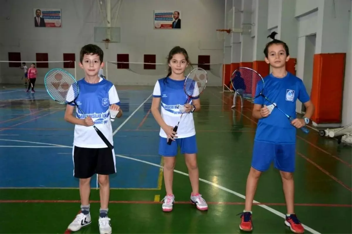 Yunusemre Belediyespor geleceğin badmintoncularını arıyor