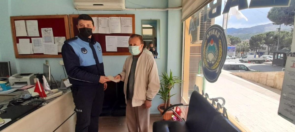 Zabıtaların banka önünde bulduğu 14 bin TL sahibine teslim edildi