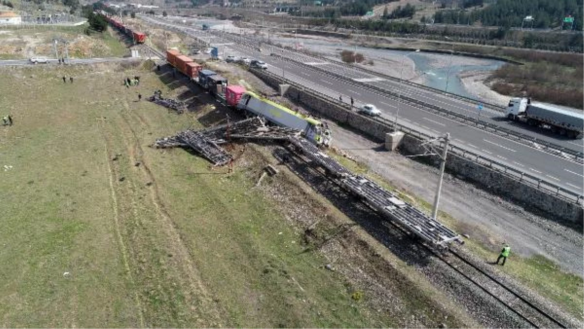 Son dakika haberleri! Adana\'da yük trenleri çarpıştı, 2 makinist yaralandı (2)