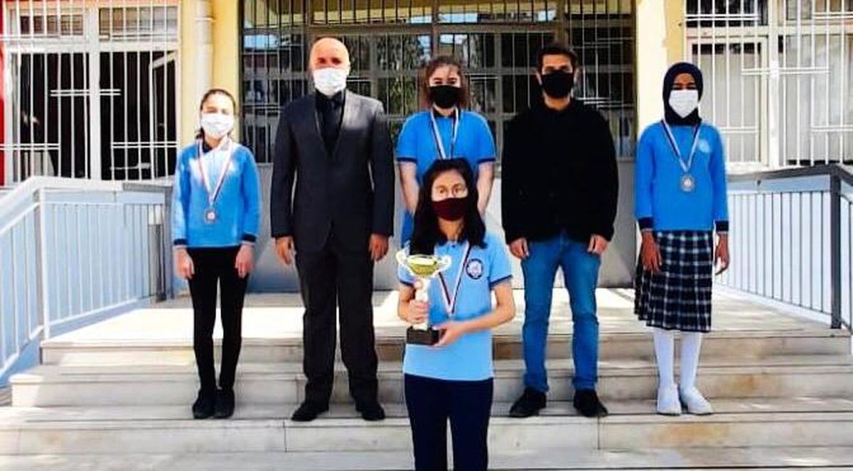 Ahmet Şerife Sanlı Ortaokulu satranç takımı online turnuvada birinci oldu