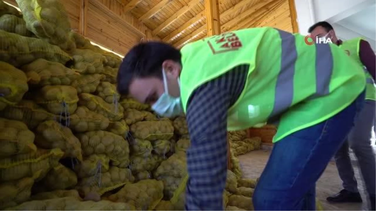 Akhisar Belediyesi, ihtiyaç sahiplerine ücretsiz patates dağıtıyor