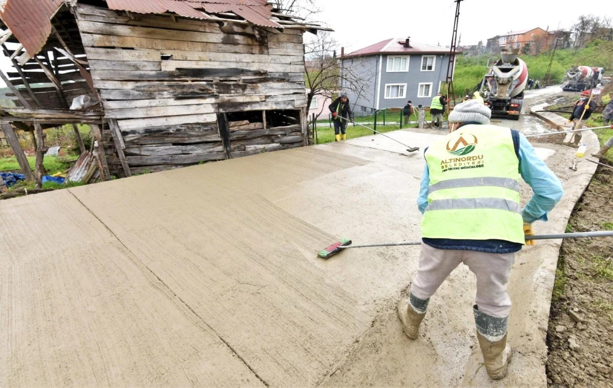 Altınordu\'da beton yol çalışmaları sürüyor