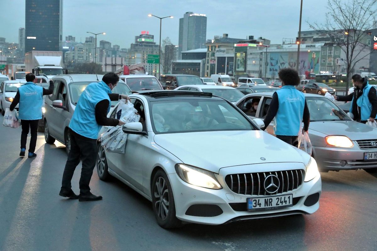 Başakşehir Belediyesi\'nden yolda kalanlara iftariyelik