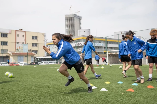 Batur'dan kadın futbolculara moral ziyareti