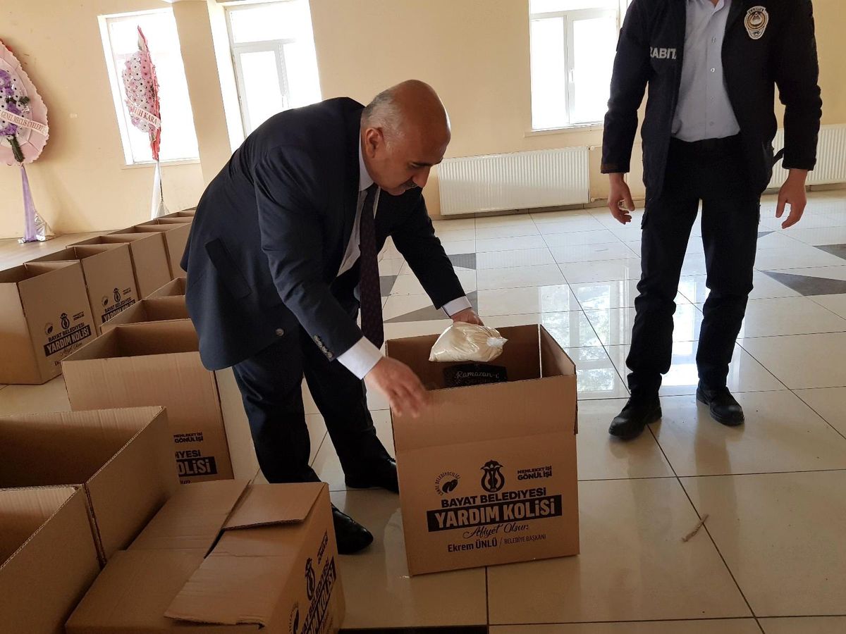 Bayat Belediyesi\'nden 250 aileye yardım