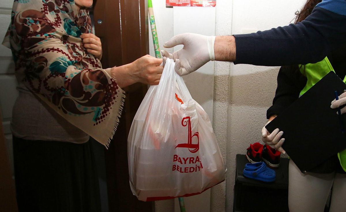 Bayraklı Belediyesi Ramazan ayı boyunca 10 bin kişilik iftar yemeği dağıtacak