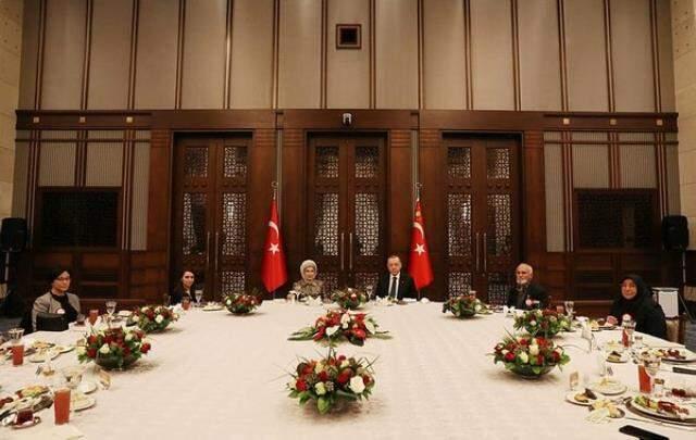 Cumhurbaşkanı Erdoğan'dan sürpriz ziyaret! Yer sofrasında iftar yaptı