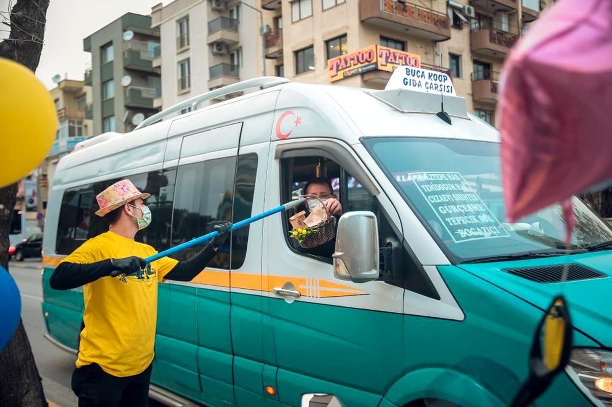 İftar saatine trafikte yakalananlara sosyal mesafeli kumanya dağıtımı