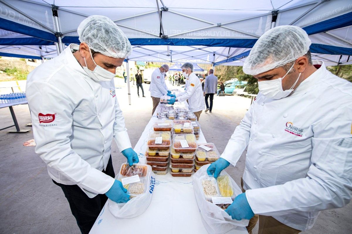 İzmir\'de evlere iftar sofrası servisi