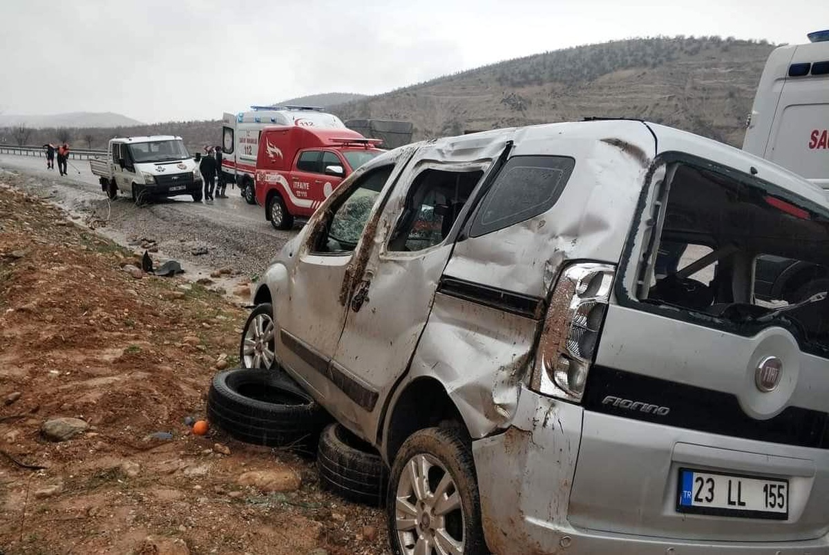 Son dakika haberleri... Kayganlaşan yol kazaya neden oldu: 1 ölü, 3 yaralı
