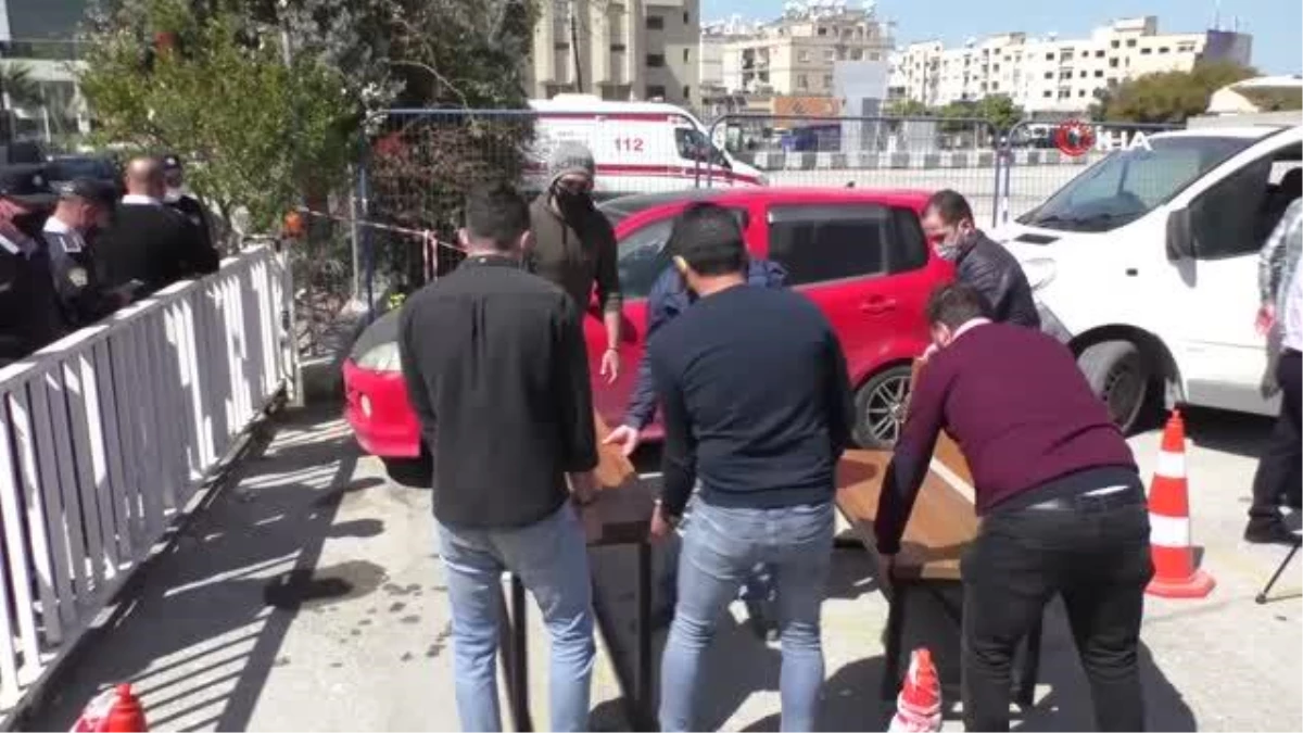 Son dakika haberi... - KKTC\'de işletme sahiplerinden bakanlık önünde nargile ve tavlalı protesto