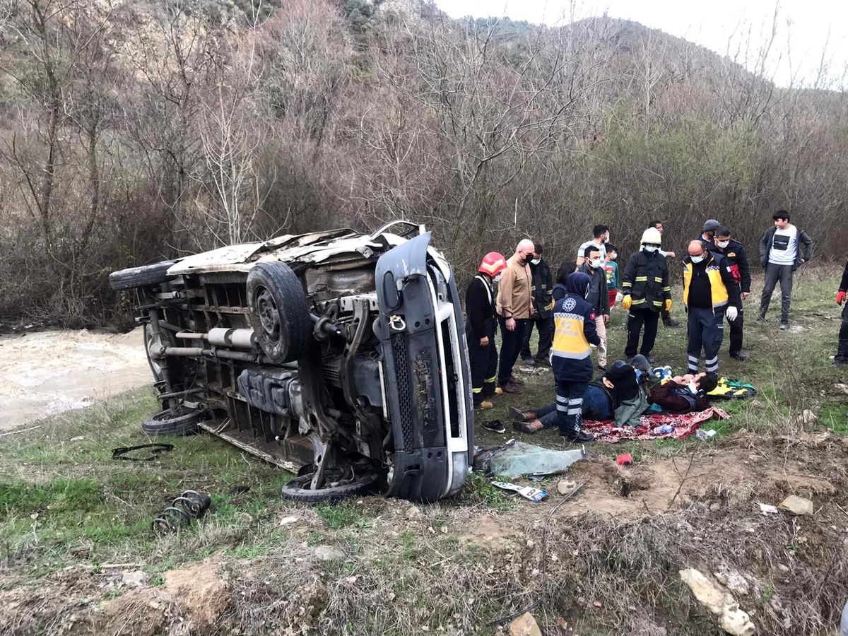 Kontrolden çıkan kamyonet şarampole uçtu: 2 yaralı