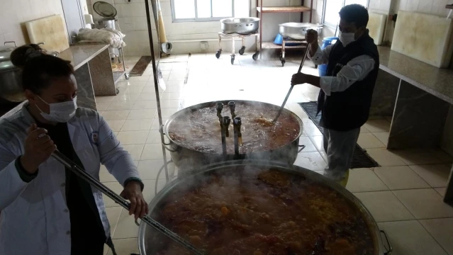 Kozan'da ihtiyaç sahibi bin 100 aileye Ramazan boyu sıcak AŞ desteği