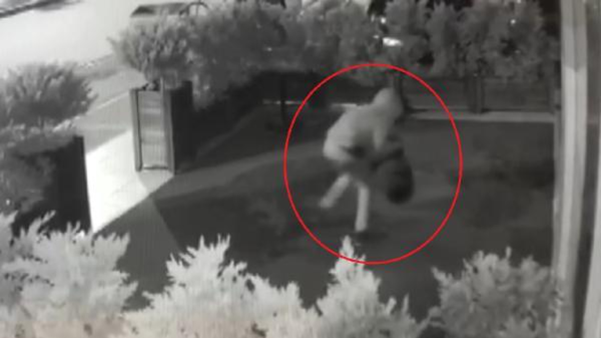 Kuaför önündeki halının çalınma anı kamerada