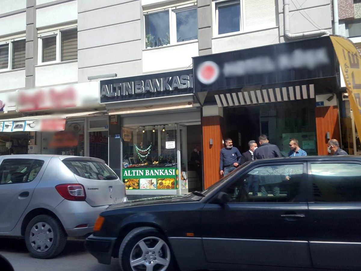 Kuyumcuya müşteri gibi gelen şüpheli 3 bilezik çalıp kaçtı