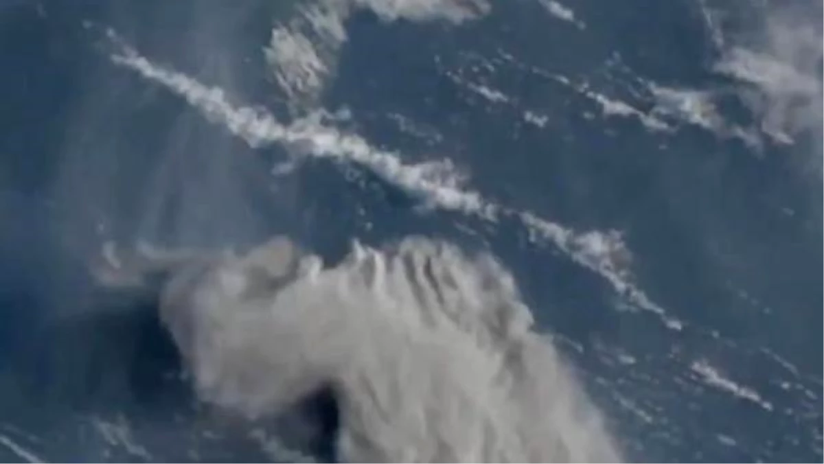 La Soufriere Yanardağı\'ndaki patlama uydudan görüntülendi
