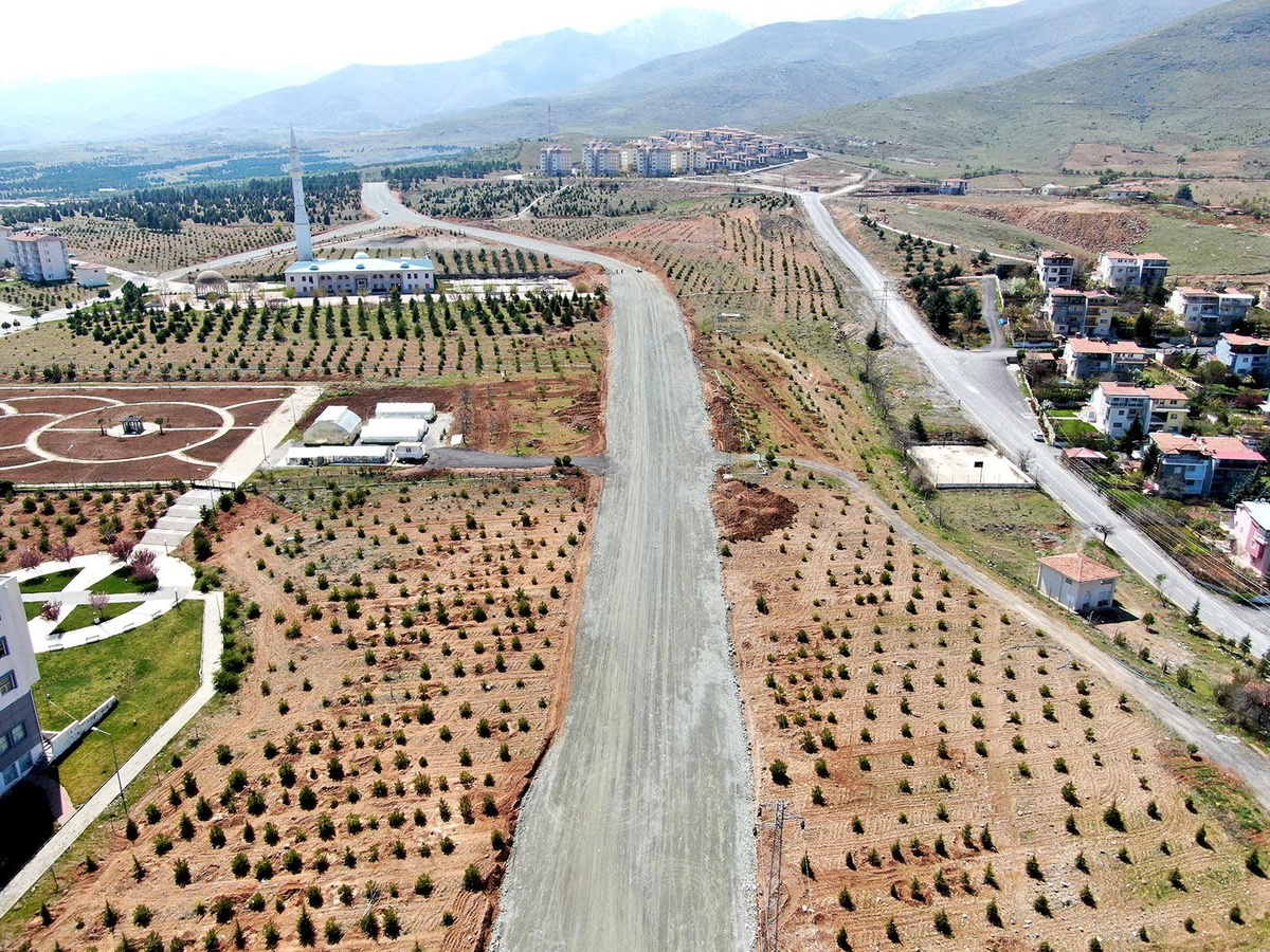 Malatya Büyükşehir Belediye Başkanı 40 metre genişliğindeki yolda incelemelerde bulundu.