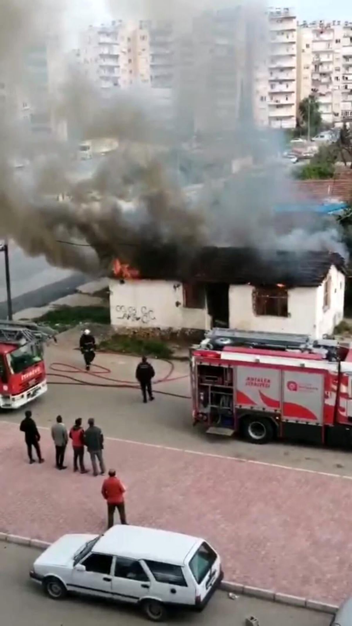 Metruk binada yangın