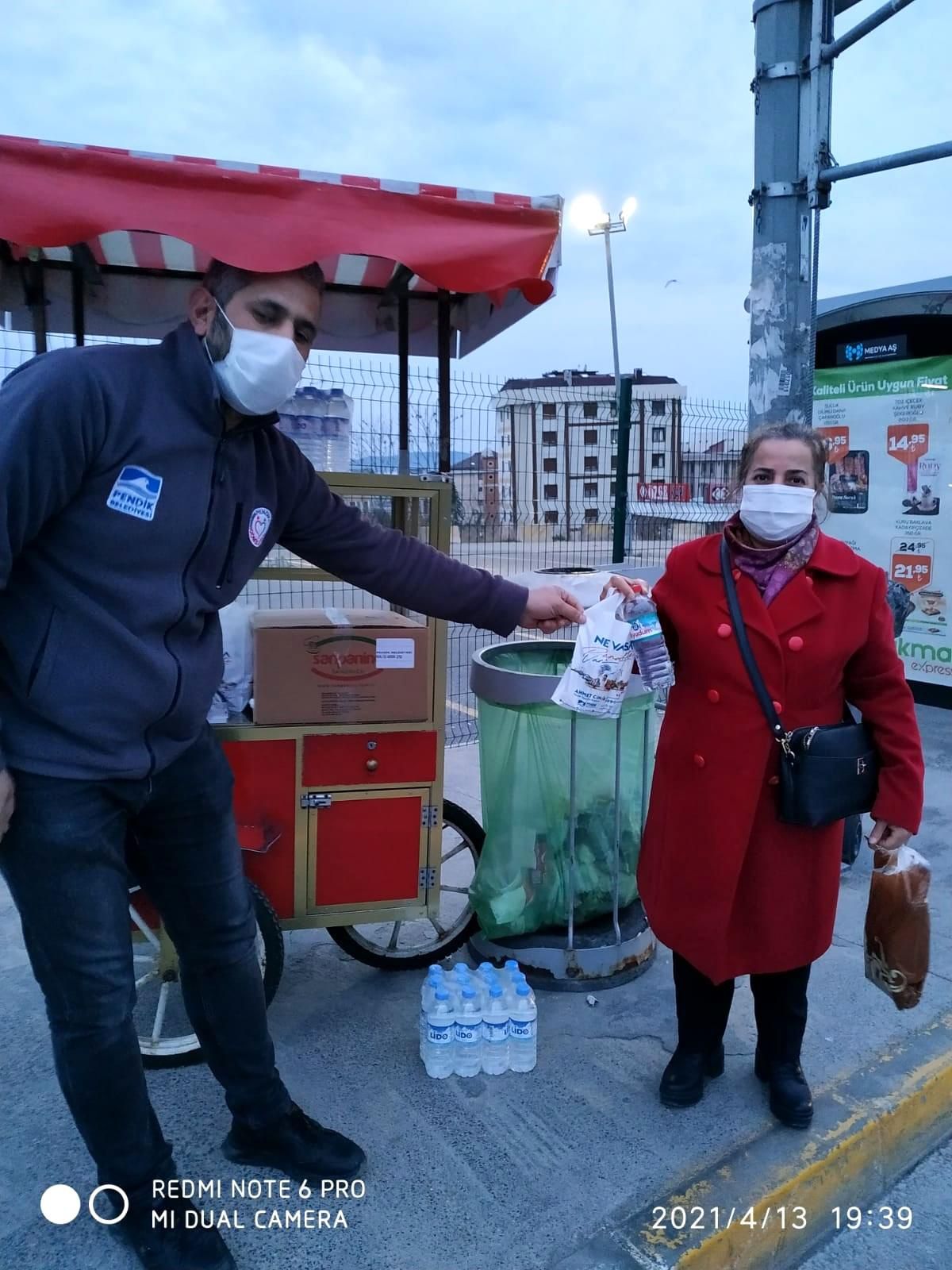 Pendik\'te iftara yetişemeyenlere ikramlar dağıtıldı