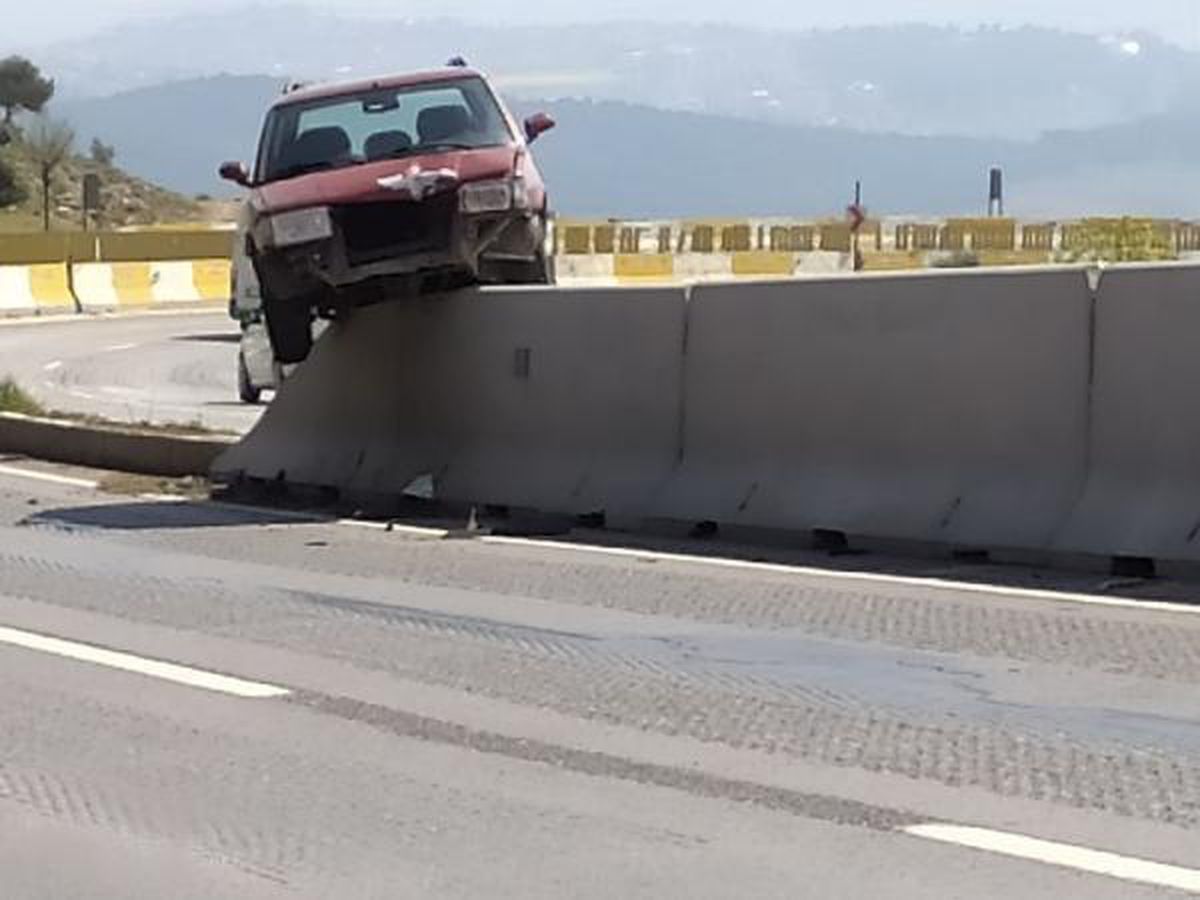 Refüjdeki beton bariyere çıkan otomobil, asılı kaldı