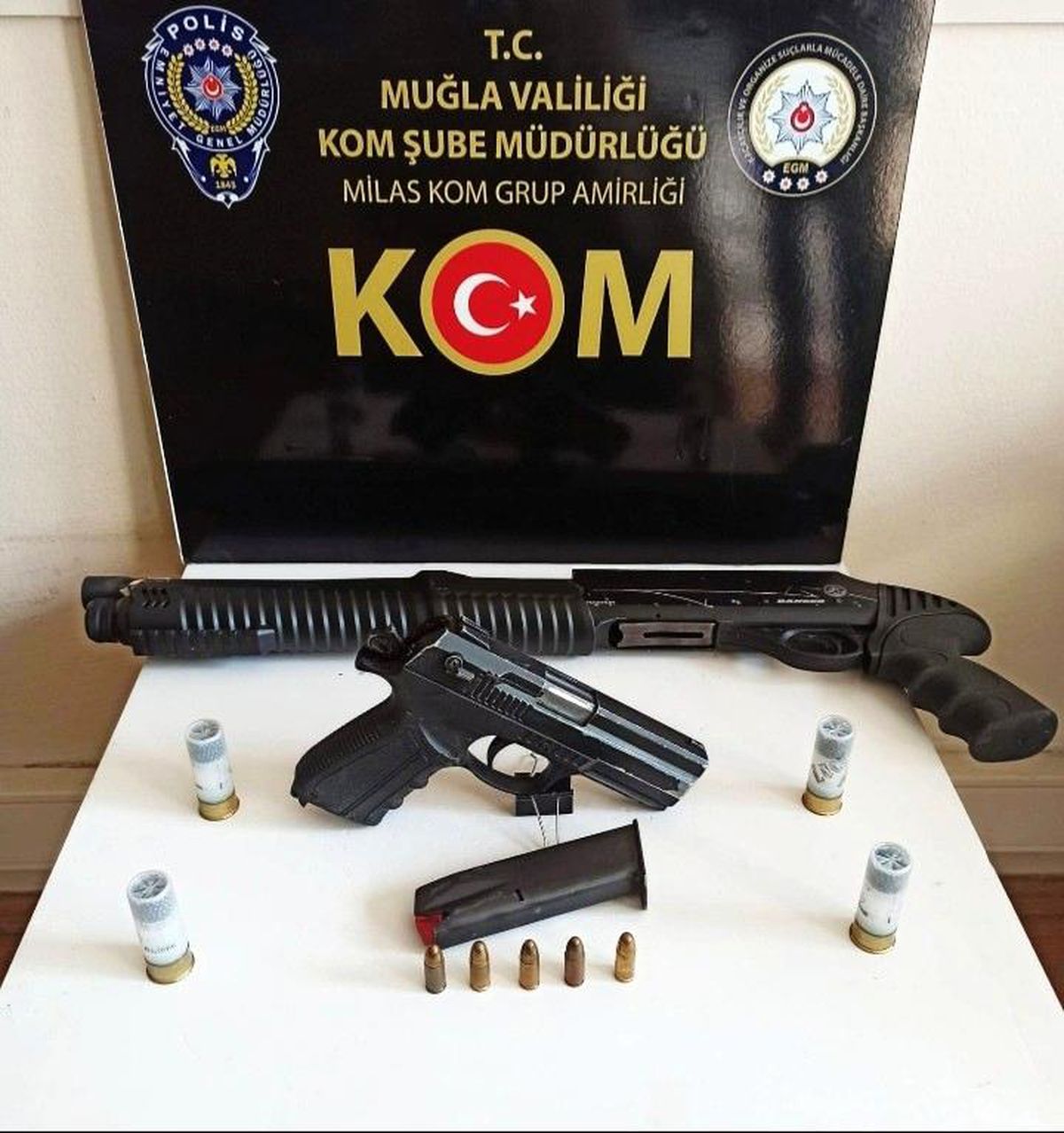 Ruhsatsız silah ve tüfek ele geçirildi
