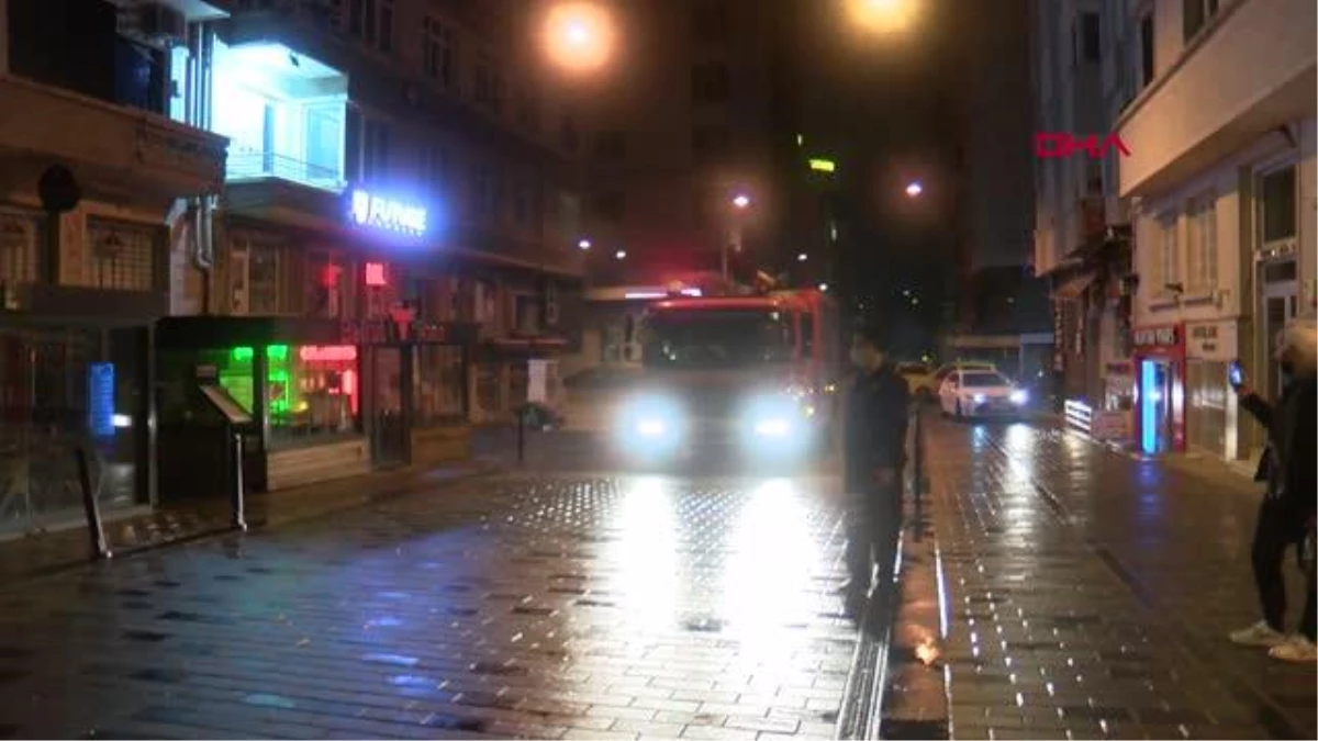 Taksim\'de çıkan yangında turistler ne sosyal mesafeye uydu ne de maske taktı