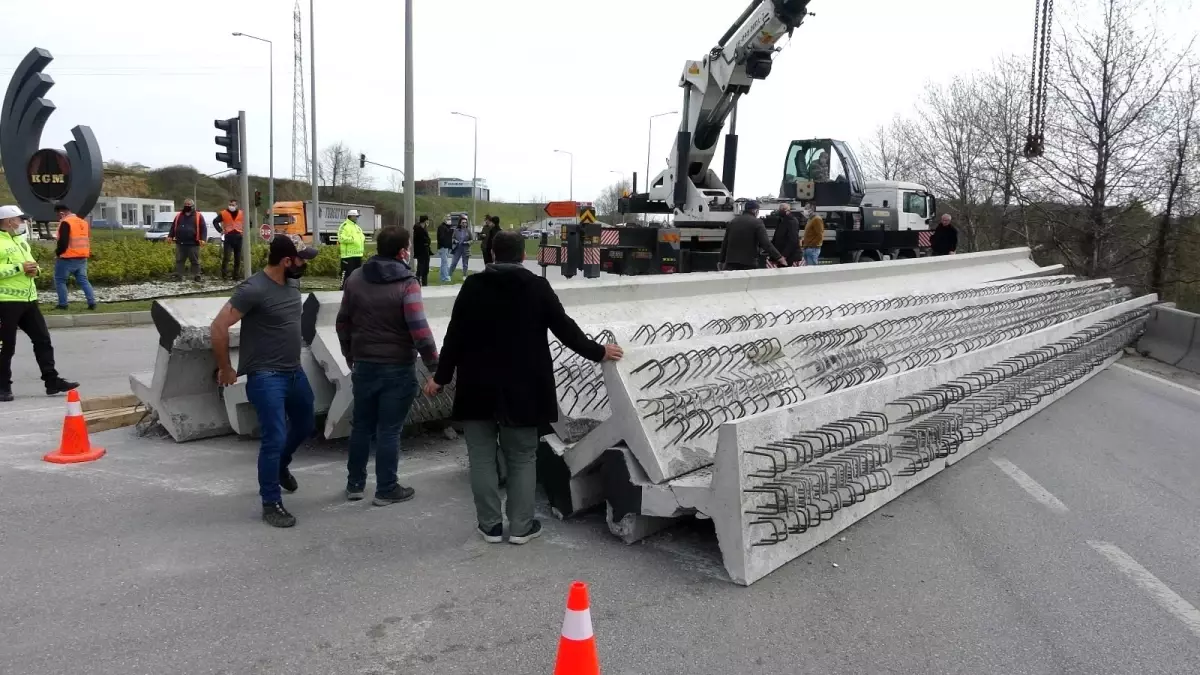 Tırın üzerindeki tonlarca ağırlığındaki beton köprü kirişleri yola devrildi